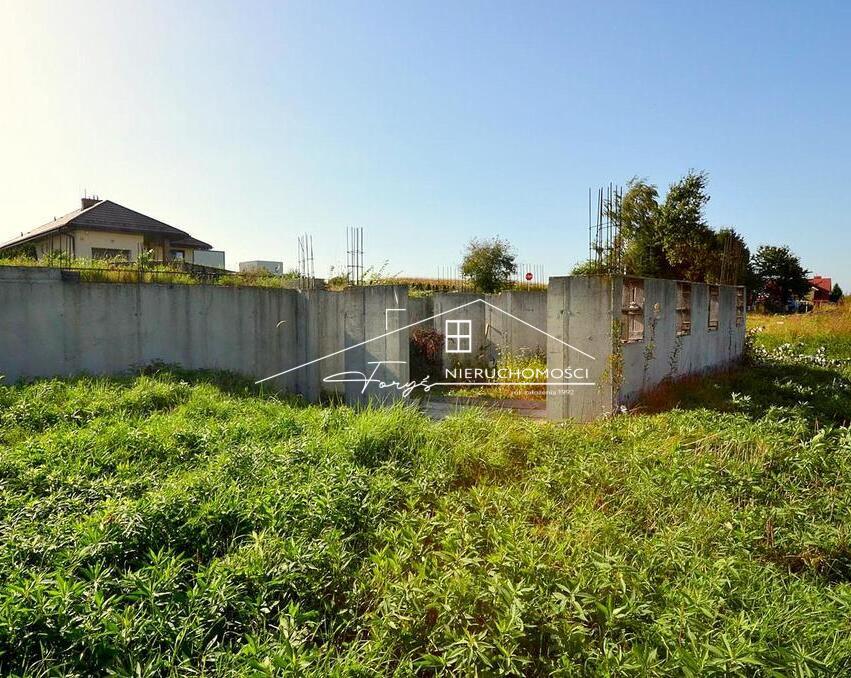 Teren poza strefą powodzi, osuwisk i obszarów chronionej przyrody.