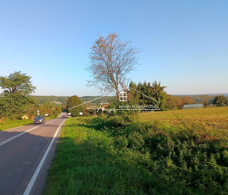 Widokowa, płaska działka z panoramą pól, lasów i okolicznych wzgórz.