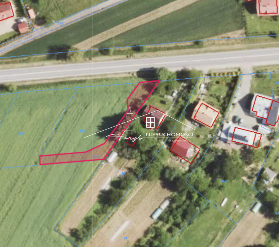 W sąsiedztwie luźna zabudowa mieszkaniowa, spokój i prywatność.