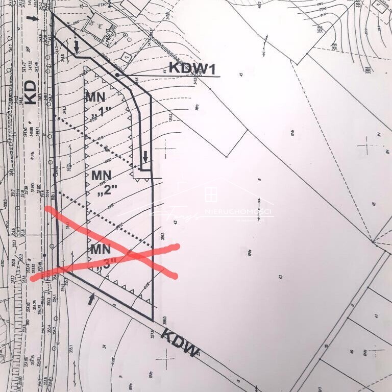 Media w zasięgu: słup energetyczny 220 V oraz światłowód na działce.