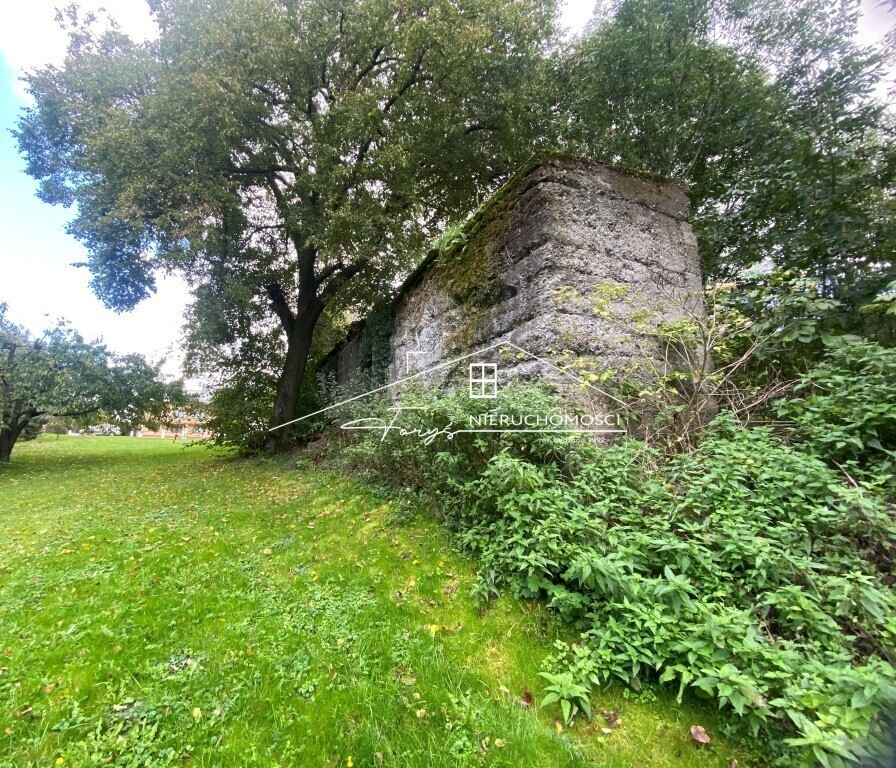 Lekki spadek terenu sprzyja nowoczesnym i efektownym projektom domu.