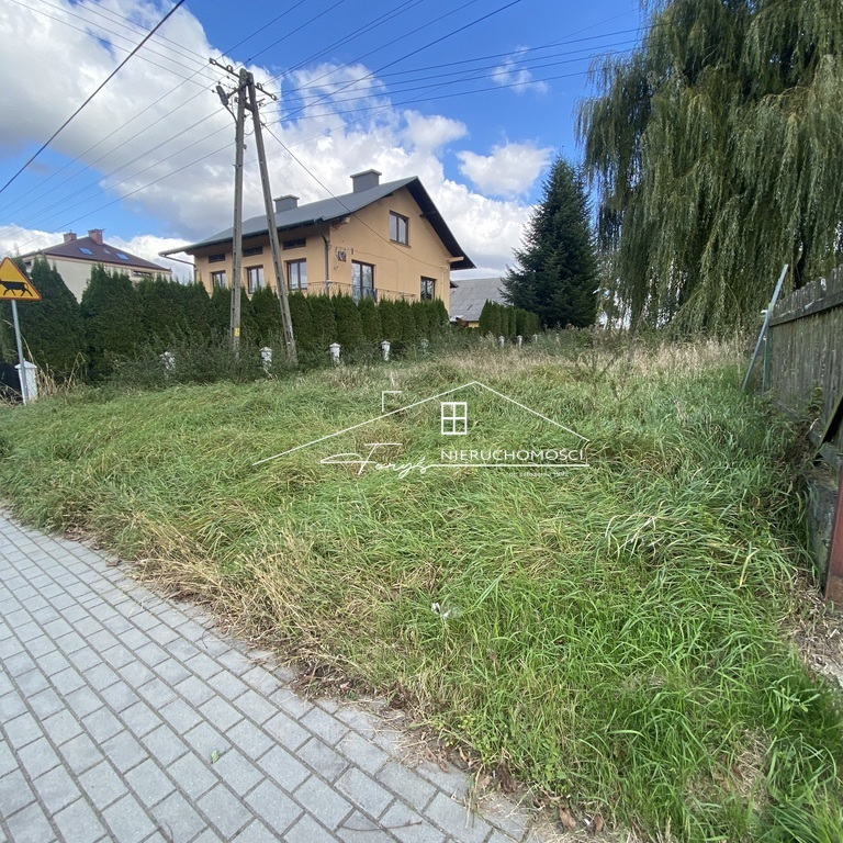 Atrakcyjna cena dodatkowej działki tworzy świetny pakiet inwestycyjny.