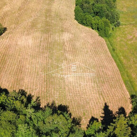 Inwestuj w ziemię z potencjałem wzrostu wartości w malowniczej okolicy.