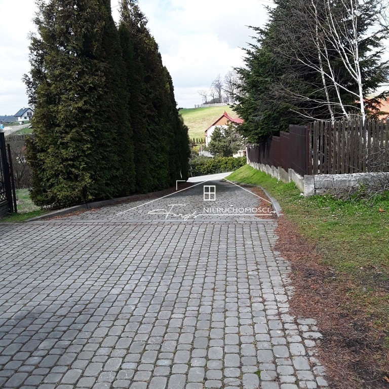 W pobliżu nowe osiedla domów, bloki oraz pełna infrastruktura.