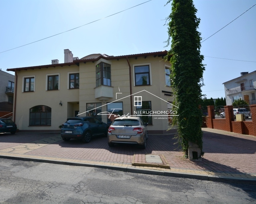 Obiekt inwestycyjny 496m w Przemyślu  idealny na przychodnię, dom seniora lub działalność usługową