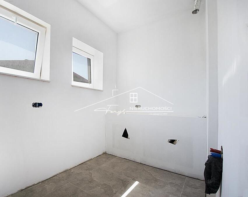 Parking przy budynku i sąsiedztwo aktywnych firm usługowych.