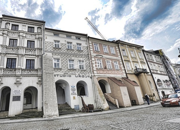 Gotowy projekt podziału na 12 mieszkań i lokal użytkowy zwiększa potencjał zysku.