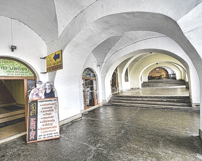 Otoczenie handlowo-usługowe gwarantuje stały ruch klientów i turystów.