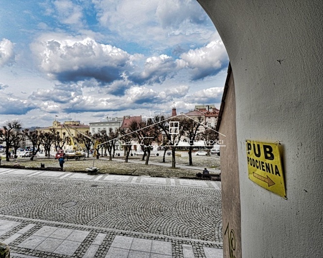 Bezpośredni dostęp z chodnika do piwnicy użytkowej zwiększa wartość komercyjną.