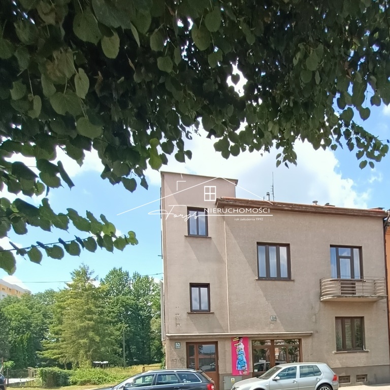 Dwa mieszkania i część usługowa zapewnią zróżnicowany przychód.