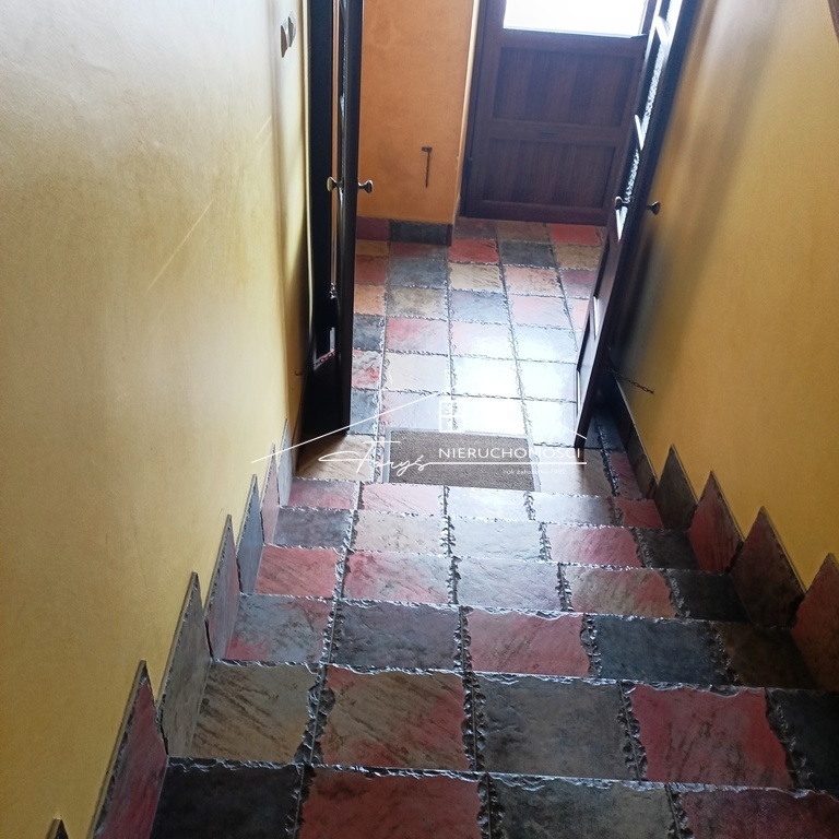 Mieszkanie na piętrze 73,64 m² – trzy pokoje, kuchnia, łazienka.