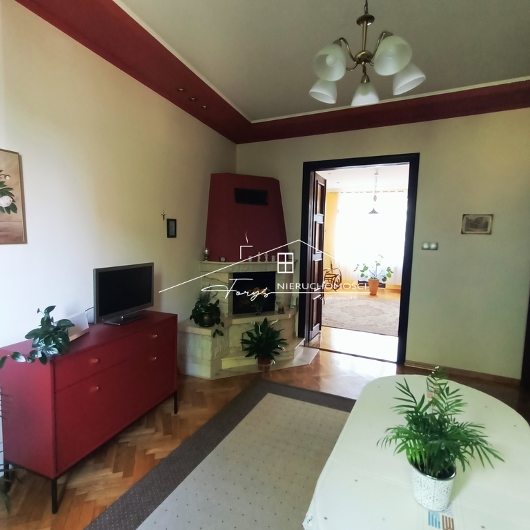 Klimatyczny ogródek z tyłu budynku oraz możliwość parkowania.