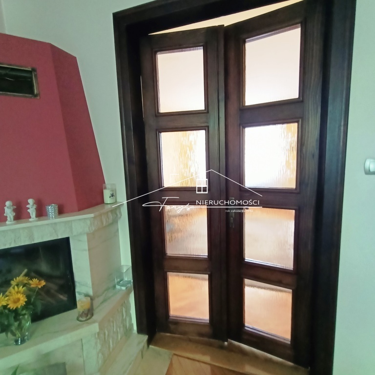 Murowana, podpiwniczona kamienica z dachem pokrytym blachą.