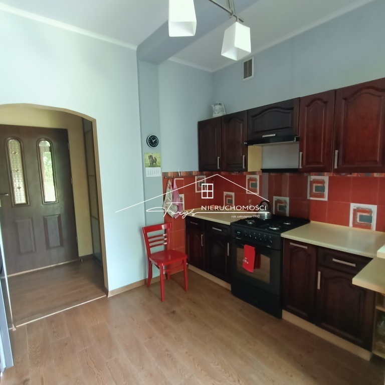 Otoczenie: sklepy, szkoła, kościół, apteka, piekarnia, basen.