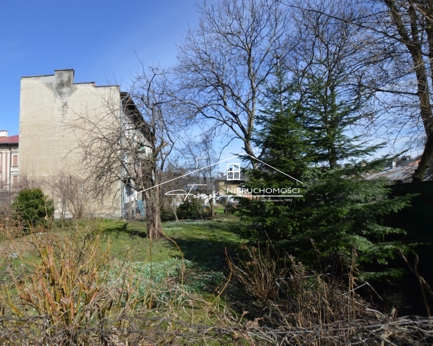 Wszystkie media podłączone, solidna konstrukcja i funkcjonalny układ budynku.