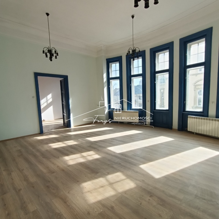Lokal 250m do wynajęcia w zabytkowej kamienicy w centrum Przemyśla  idealny pod działalność usługową lub biurową