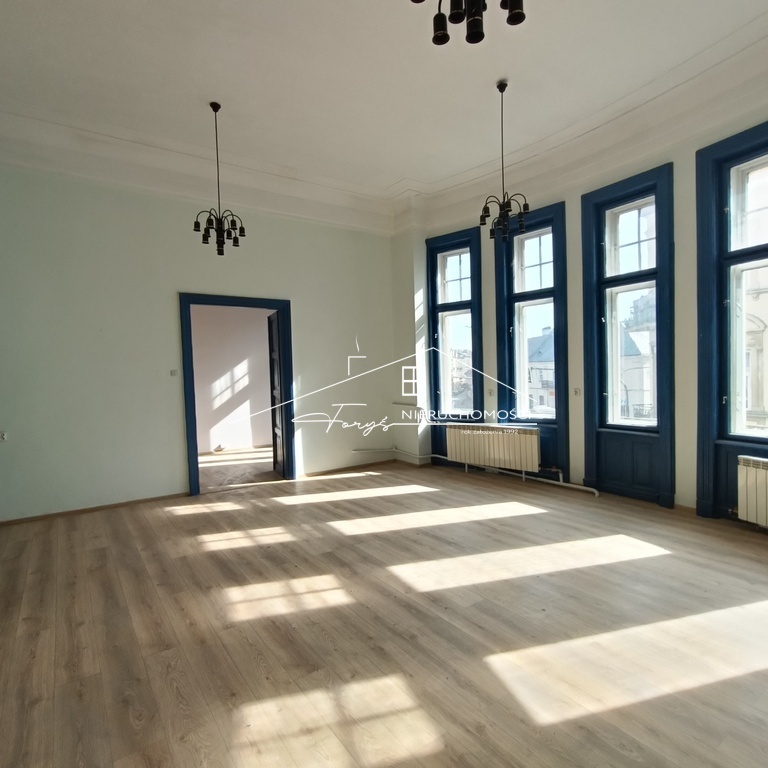 Lokal 250m do wynajęcia w zabytkowej kamienicy w centrum Przemyśla  idealny pod działalność usługową lub biurową