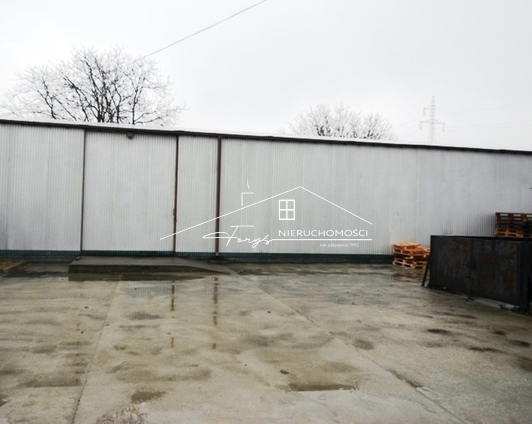 Magazyn typu blaszak o wysokości 3,5 m zapewnia wygodne składowanie towarów.