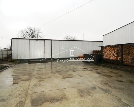 Duże bramy wjazdowe ułatwiają rozładunek bezpośrednio z naczepy tira.