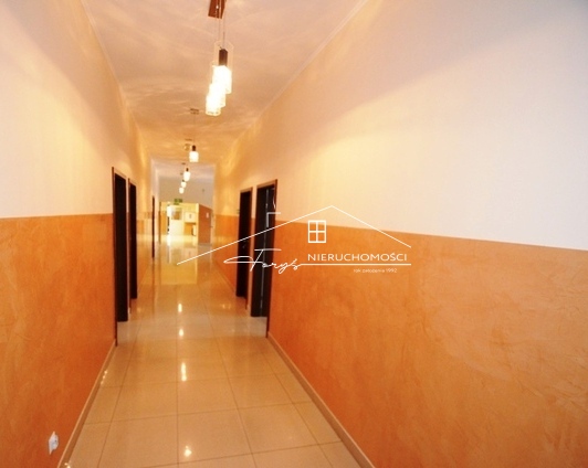 Nowoczesne zaplecze socjalne: jadalnia, toalety dla pracowników.