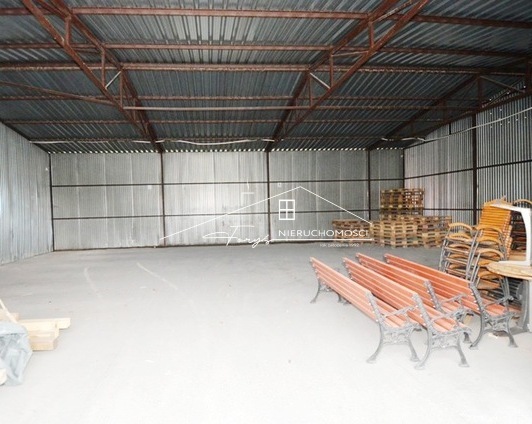 Wysokość 3,5 m oraz duże bramy wjazdowe umożliwiają obsługę naczep tirów.