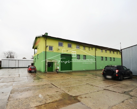 Duży, w całości utwardzony plac manewrowy dla kilku tirów jednocześnie.