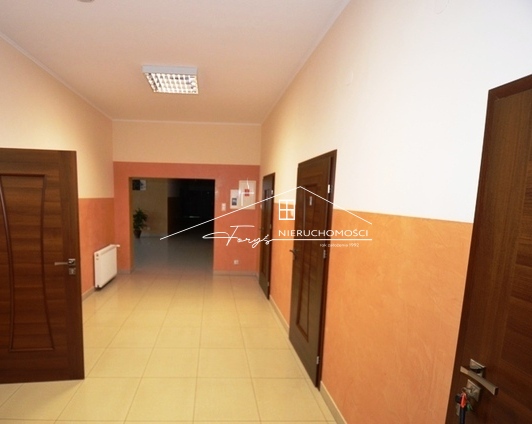 Możliwość wynajęcia dodatkowych magazynów o pow. 156 m2 i 380 m2.