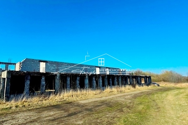 Częściowo zabudowana budynkiem przemysłowym, gotowa do wykorzystania.