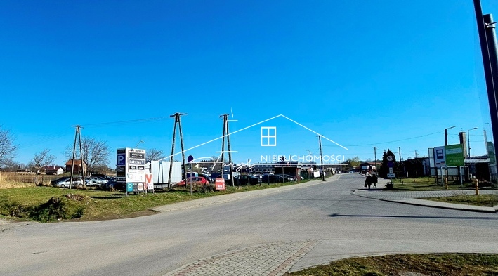 Do działki prowadzi droga asfaltowa oraz droga utwardzona.