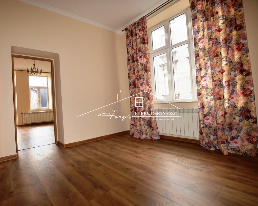 Nowe panele podłogowe i płytki – mieszkanie prezentuje się jak nowe.