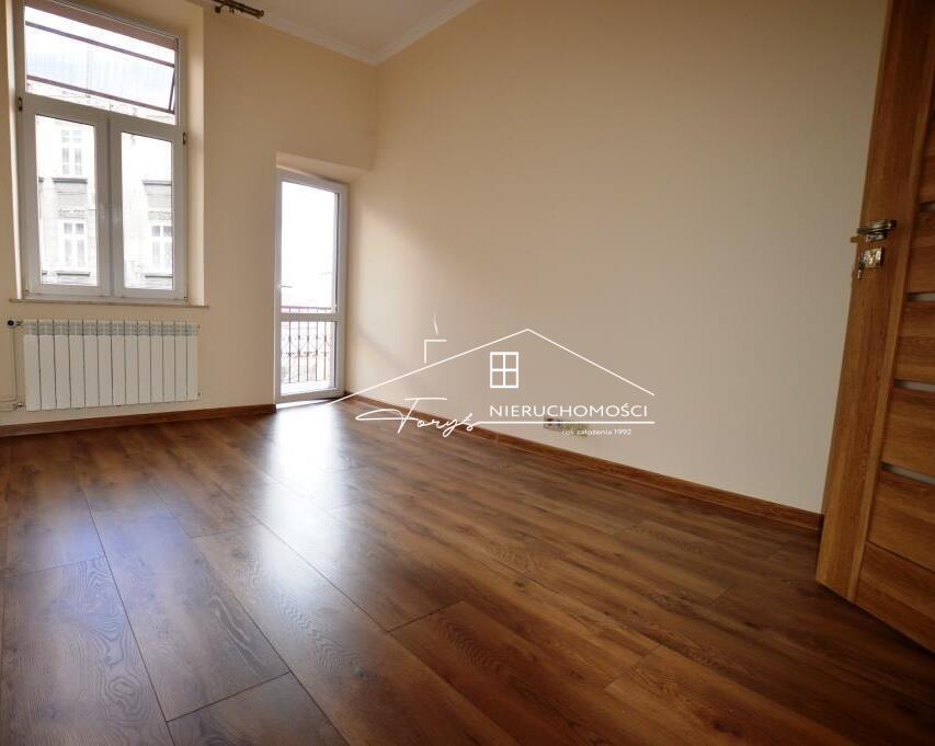 Dwa duże balkony – dodatkowa przestrzeń do wypoczynku lub reprezentacji biura.