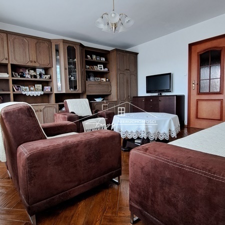 Własna piwnica ok. 8 m² – dodatkowa przestrzeń na przechowywanie.