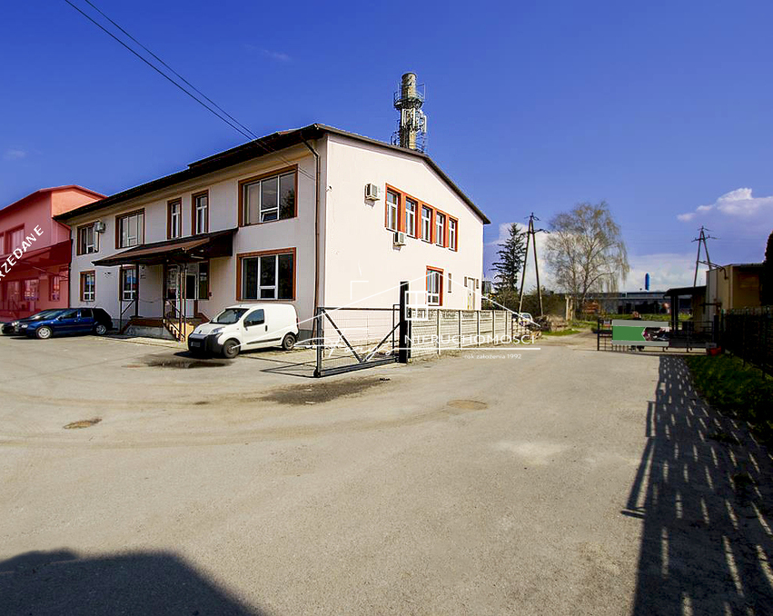 Znakomite położenie: zjazd na autostradę tylko 4 km od nieruchomości.