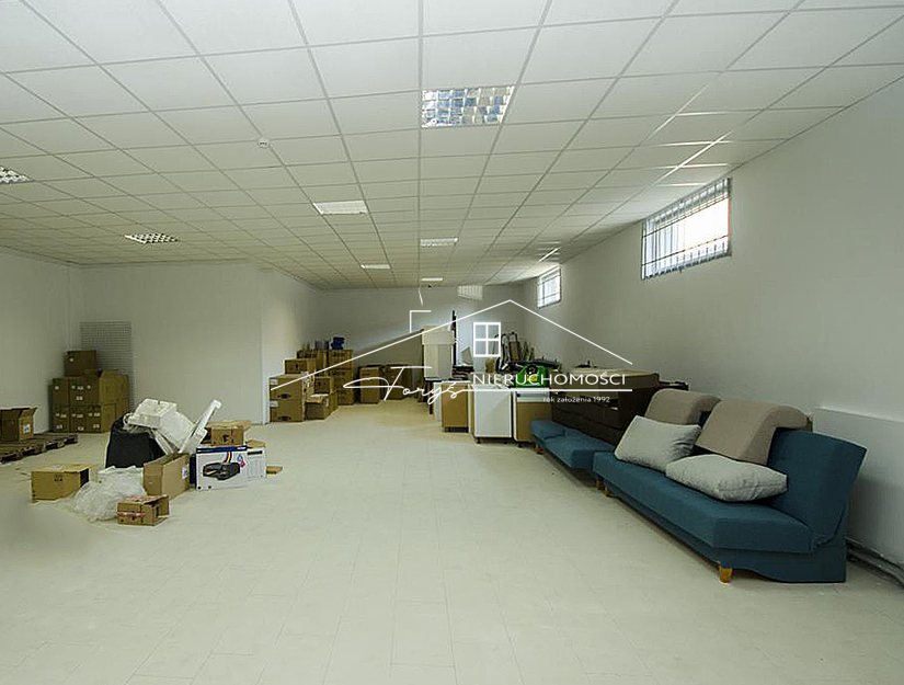 Nieruchomość otoczona obiektami usługowymi i biurowymi w strefie przemysłowej.