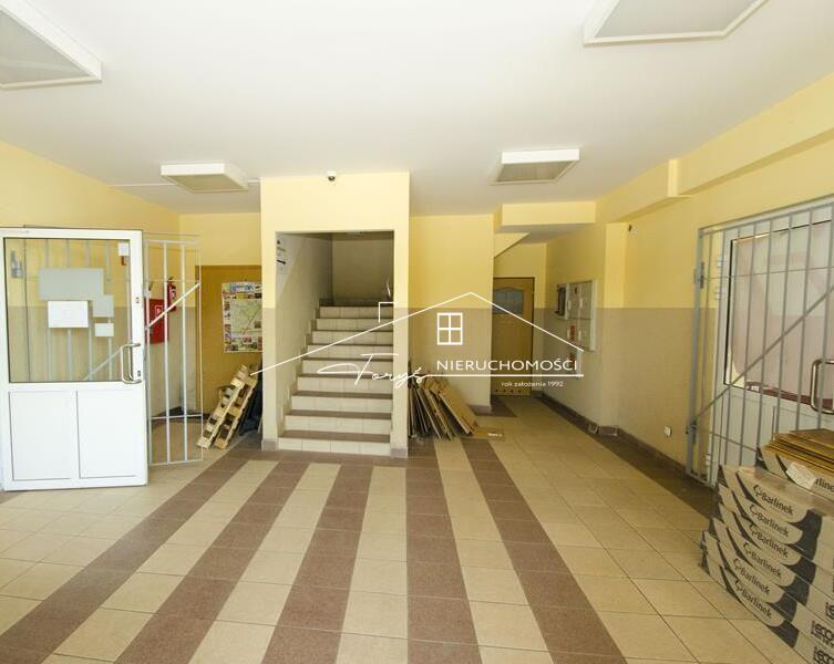 W pełni ogrodzony teren z bramą wjazdową z drogi asfaltowej.