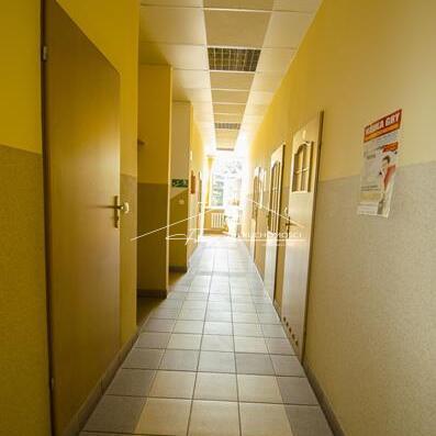 Piętrowy obiekt handlowo-biurowy z podpiwniczeniem, ok. 440 m2 powierzchni.