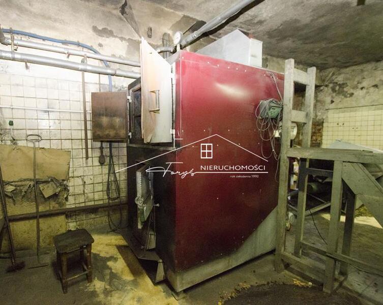 Gruntowny remont budynku w 2007 roku, gotowy do prowadzenia działalności.