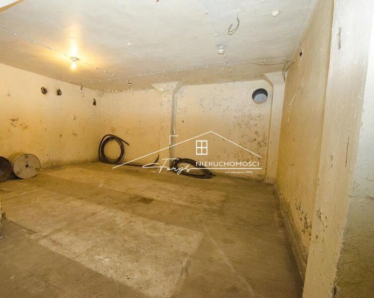 Nowa stolarka okienna PCV, ocieplone ściany zewnętrzne i nowe instalacje.