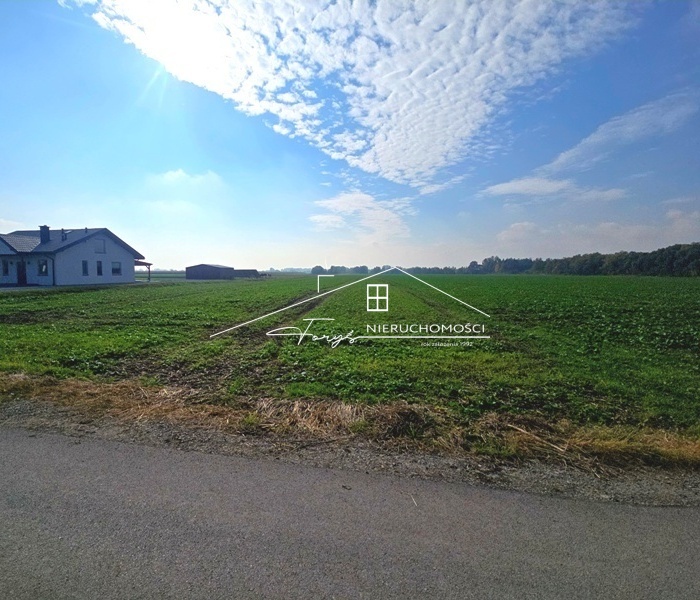 Atrakcyjna nieruchomość  działka budowlana w Surochowie z mediami i WZ-tką