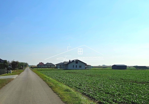 Atrakcyjna nieruchomość  działka budowlana w Surochowie z mediami i WZ-tką