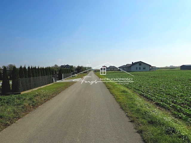 Atrakcyjna nieruchomość  działka budowlana w Surochowie z mediami i WZ-tką