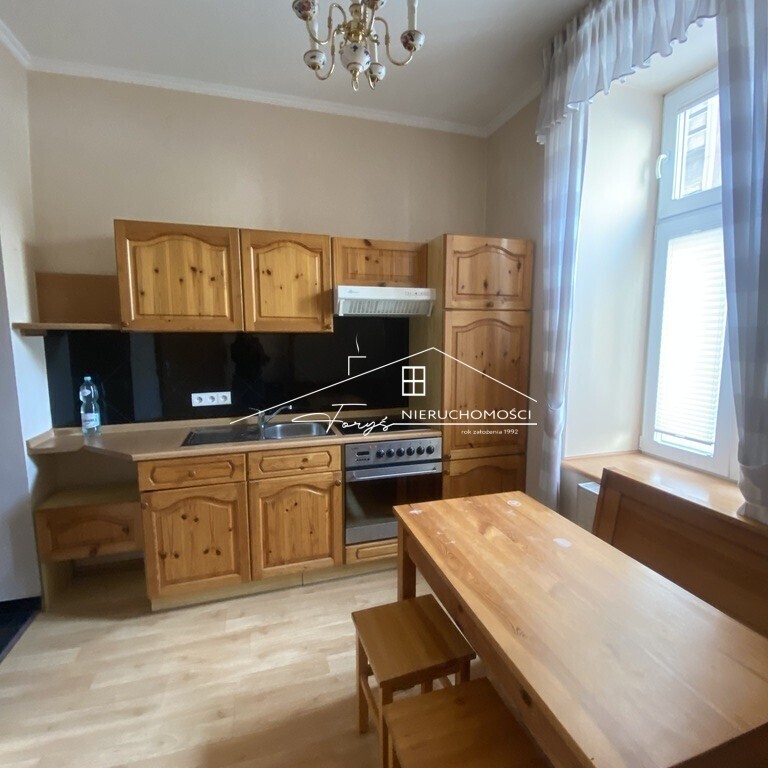 Funkcjonalny układ: pokój, osobna kuchnia, łazienka oraz przedpokój.