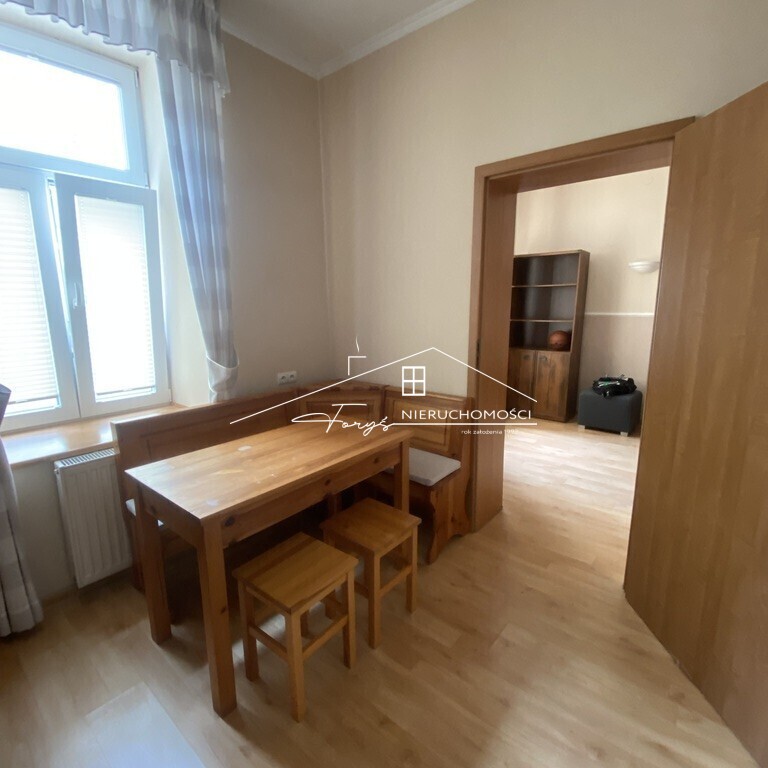 Nowoczesne potrójne szyby i obniżone sufity zapewniają ciszę i komfort.