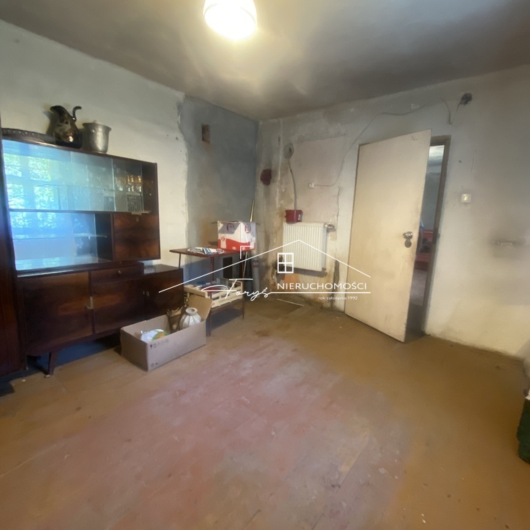 Niska zabudowa jednorodzinna w sąsiedztwie podnosi atrakcyjność oferty.