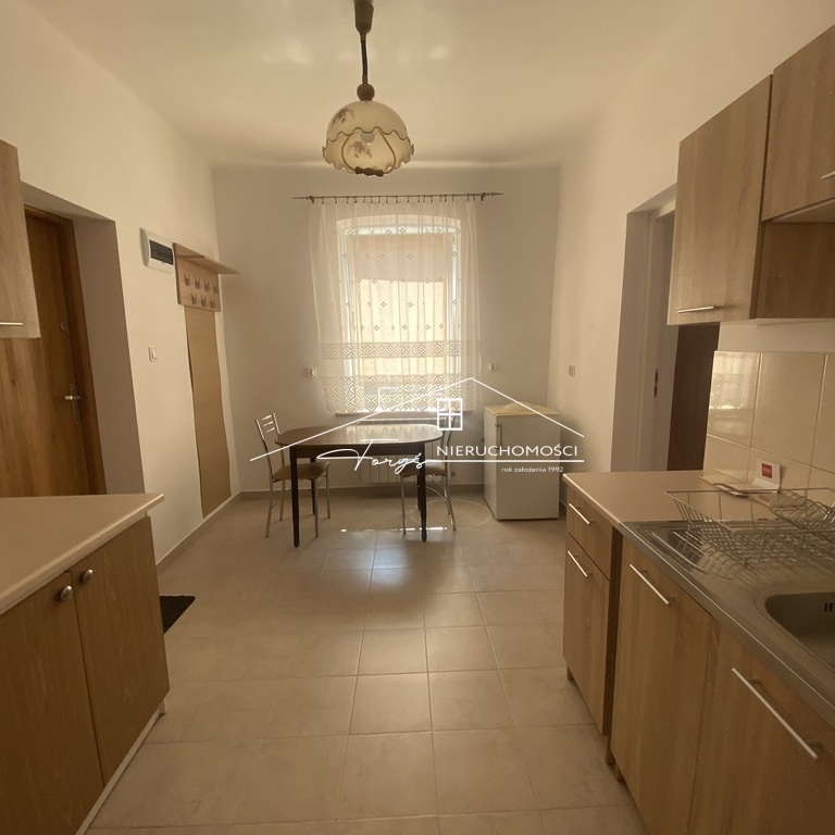 Mieszkanie gotowe do wprowadzenia, sprzyja sprzedaży bez remontu.