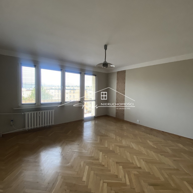 Salon z balkonem to idealne miejsce na relaks i poranną kawę.