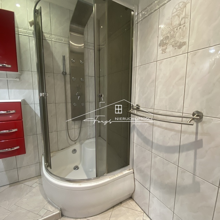 Bezpieczna klatka i dodatkowy przedpokój wspólny z sąsiadem.