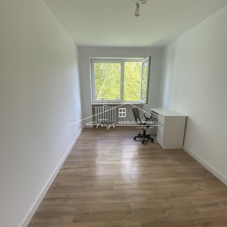 Blok niski, zadbany – kameralne sąsiedztwo i przyjazna atmosfera.