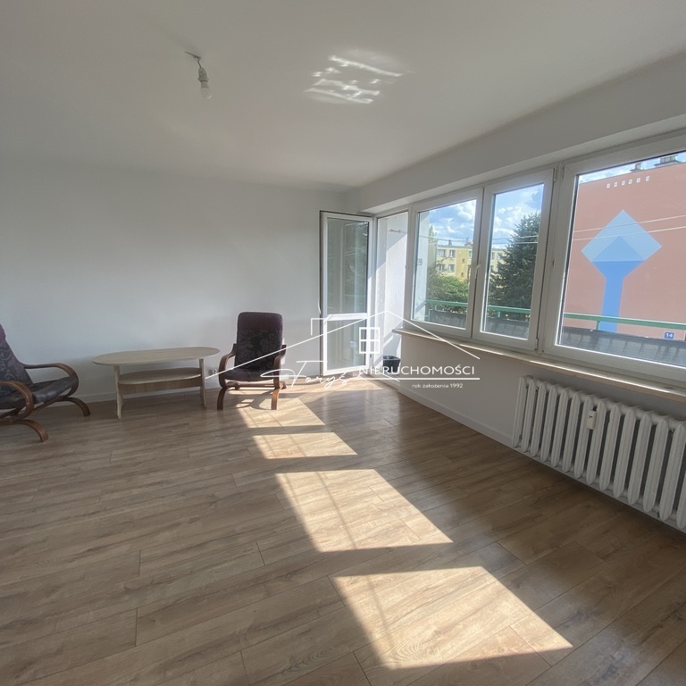 Dodatkowa piwnica daje praktyczne miejsce na rowery i rzeczy sezonowe.