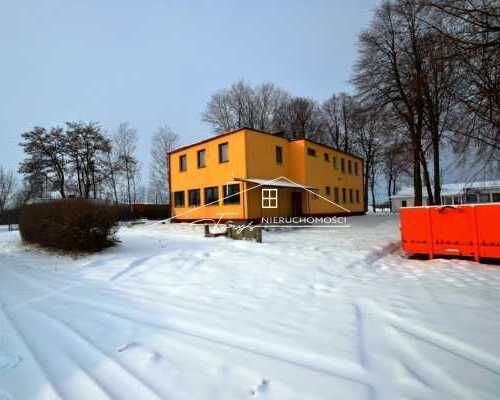 Dostęp do kanalizacji, wody, energii oraz własnej studni na terenie.